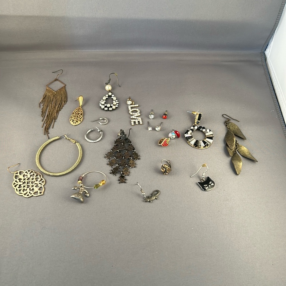 Lot of single earrings. Various selections, zoom in for clarity.